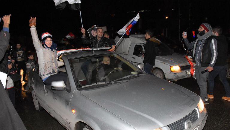 Жители Алеппо празднуют освобождение города от боевиков. 22 декабря 2016 Жители Алеппо празднуют освобождение города от боевиков. 22 декабря 2016