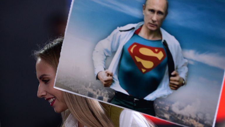 Журналист с плакатом перед началом двенадцатой большой ежегодной пресс-конференции президента РФ Владимира Путина. 23 декабря 2016
