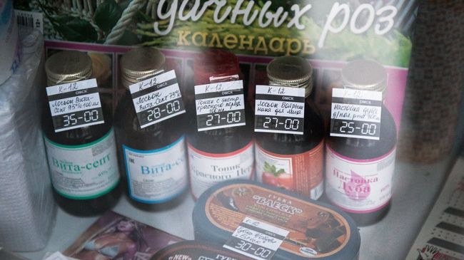 Спиртосодержащие средства на прилавке одного из магазинов Омска. Архивное фото Спиртосодержащие средства на прилавке одного из магазинов Омска. Архивное фото