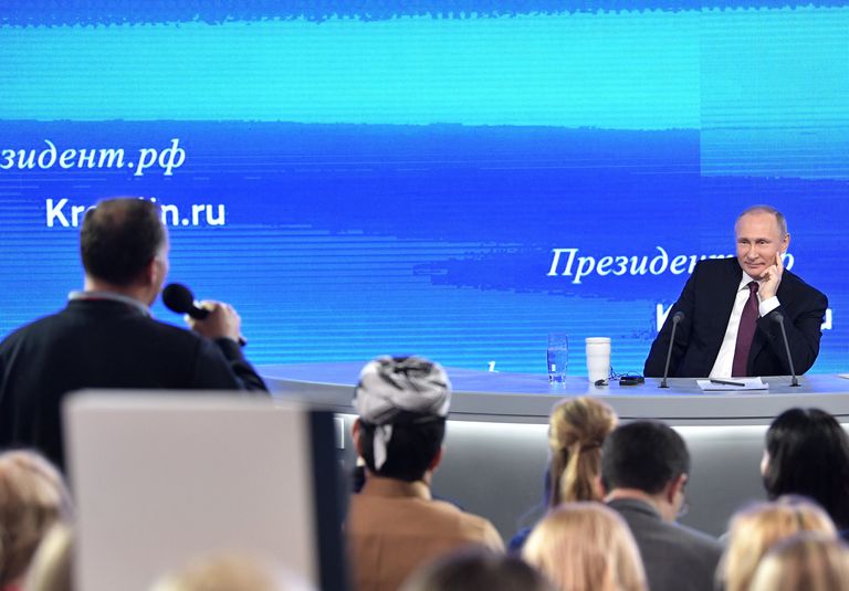 Президент РФ Владимир Путин и журналисты на двенадцатой большой ежегодной пресс-конференции в Центре международной торговли на Красной Пресне Президент РФ Владимир Путин и журналисты на двенадцатой большой ежегодной пресс-конференции в Центре международной торговли на Красной Пресне