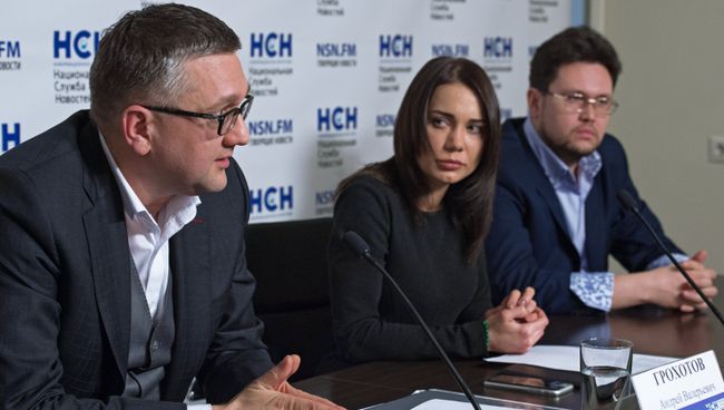 Адвокаты экс-губернатора Кировской области Никиты Белых Андрей Грохотов (слева), Андрей Денисов и невеста Никиты Белых Екатерина Рейферт на пресс-конференции. 23 декабря 2016 Адвокаты экс-губернатора Кировской области Никиты Белых Андрей Грохотов (слева), Андрей Денисов и невеста Никиты Белых Екатерина Рейферт на пресс-конференции. 23 декабря 2016