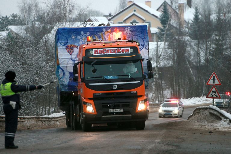 Автомобиль с главной новогодней ёлкой, которую установят на Соборной площади в Московском Кремле Автомобиль с главной новогодней ёлкой, которую установят на Соборной площади в Московском Кремле