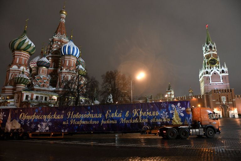 Специальный автопоезд с главной Новогодней елкой России въезжает на Красную площадь в Москве Специальный автопоезд с главной Новогодней елкой России въезжает на Красную площадь в Москве