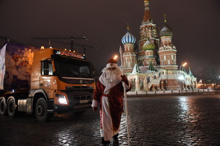 Дед Мороз возле специального автопоезда с главной Новогодней елкой России перед въездом на территорию московского Кремля Дед Мороз возле специального автопоезда с главной Новогодней елкой России перед въездом на территорию московского Кремля