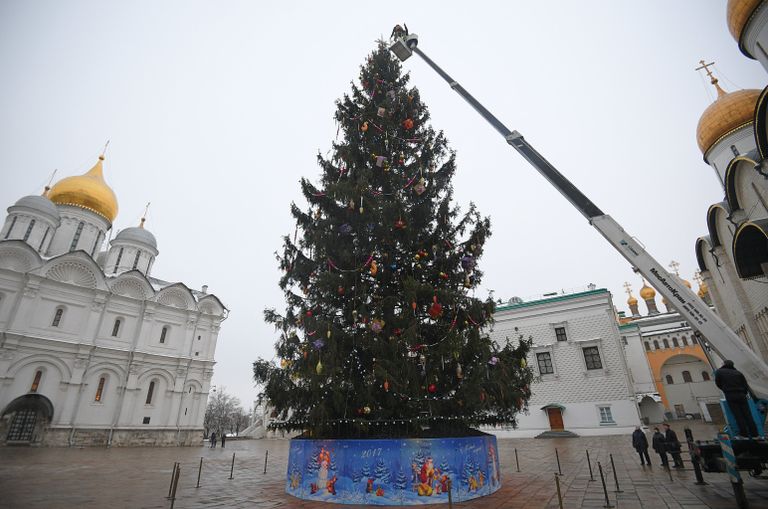 Украшение Новогодней елки на Соборной площади Кремля Украшение Новогодней елки на Соборной площади Кремля