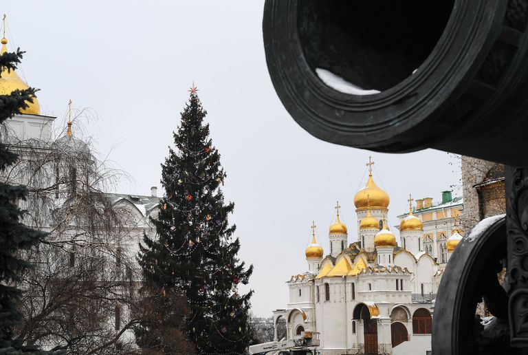 Новогодняя ёлка и на Соборной площади Кремля в Москве Новогодняя ёлка и на Соборной площади Кремля в Москве