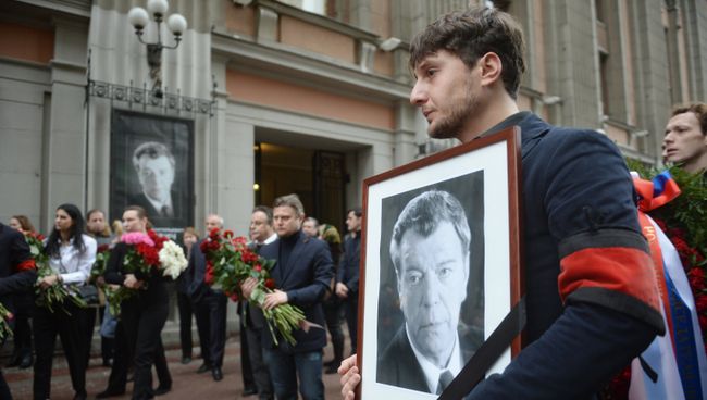 На церемонии прощания с народным артистом РСФСР Вячеславом Шалевичем у театра имени Евгения Вахтангова в Москве. 23 декабря 2016