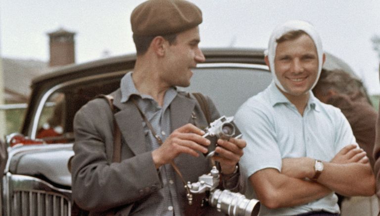 Фотограф Юрий Абрамочкин и первый космонавт Юрий Гагарин. 1961 год Фотограф Юрий Абрамочкин и первый космонавт Юрий Гагарин. 1961 год