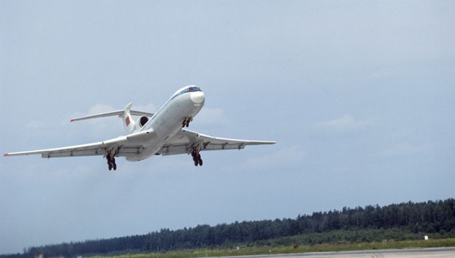 Самолет Ту-154 в воздухе. Архивное фото Самолет Ту-154 в воздухе. Архивное фото