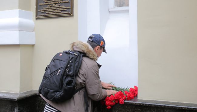 Цветы в память о погибших в крушении самолета Ту-154 Минобороны РФ у здания ансамбля им. А.В. Александрова