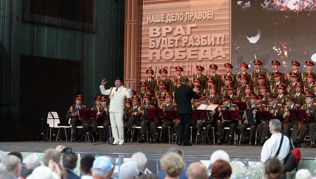 Солист академического ансамбля песни и пляски Российской Армии имени А.В. Александрова Вадим Ананьев. Архивное фото Солист академического ансамбля песни и пляски Российской Армии имени А.В. Александрова Вадим Ананьев. Архивное фото