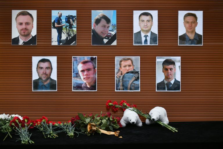 Цветы, возложенные у телевизионного центра Останкино к фотографиям журналистов, погибших при крушении самолета Минобороны РФ Ту-154