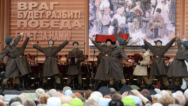Артисты академического ансамбля песни и пляски Российской Армии имени А.В. Александрова выступают на площади Тверской заставы в Москве. Архивное фото Артисты академического ансамбля песни и пляски Российской Армии имени А.В. Александрова выступают на площади Тверской заставы в Москве. Архивное фото