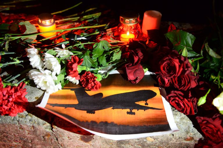 Свечи и цветы на акции памяти в Сочи, где самолет Минобороны РФ Ту-154 потерпел крушение у побережья Черного моря Свечи и цветы на акции памяти в Сочи, где самолет Минобороны РФ Ту-154 потерпел крушение у побережья Черного моря