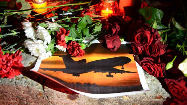 Цветы в память жертв крушения самолета Минобороны РФ Ту-154. Архивное фото