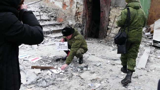 Военнослужащие осматривают разрушения после обстрела украинскими силовиками города Дебальцево в Донецкой области. Архивное фото Военнослужащие осматривают разрушения после обстрела украинскими силовиками города Дебальцево в Донецкой области. Архивное фото