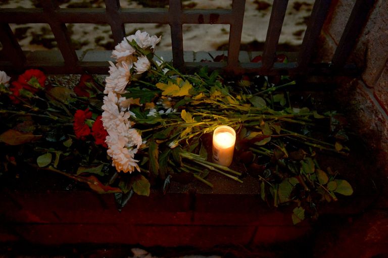 К зданию посольства Российской Федерации в Минске люди несут цветы и свечи К зданию посольства Российской Федерации в Минске люди несут цветы и свечи
