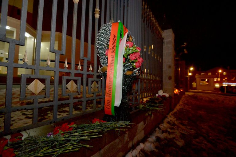 К зданию посольства Российской Федерации в Минске люди несут цветы и свечи К зданию посольства Российской Федерации в Минске люди несут цветы и свечи