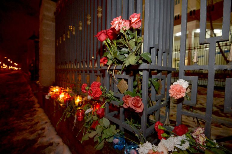 К зданию посольства Российской Федерации в Минске люди несут цветы и свечи К зданию посольства Российской Федерации в Минске люди несут цветы и свечи