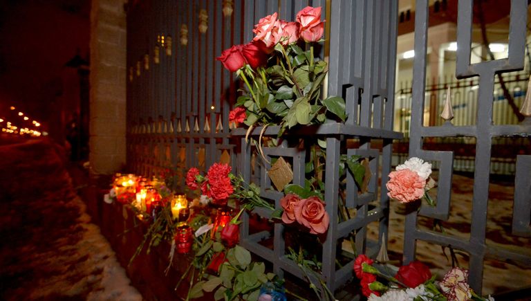 К зданию посольства Российской Федерации в Минске люди несут цветы и свечи