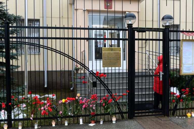 Цветы у Генерального консульства РФ в Эстонии в память о жертвах крушения ТУ-154 в Сочи Цветы у Генерального консульства РФ в Эстонии в память о жертвах крушения ТУ-154 в Сочи