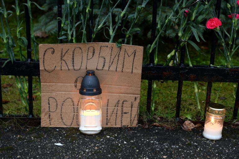 Цветы и свечи у Генерального консульства РФ в Эстонии в память о жертвах крушения ТУ-154 в Сочи Цветы и свечи у Генерального консульства РФ в Эстонии в память о жертвах крушения ТУ-154 в Сочи