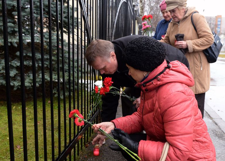 Люди несут цветы к Генеральному консульству РФ в Эстонии в память о жертвах крушения ТУ-154 в Сочи Люди несут цветы к Генеральному консульству РФ в Эстонии в память о жертвах крушения ТУ-154 в Сочи