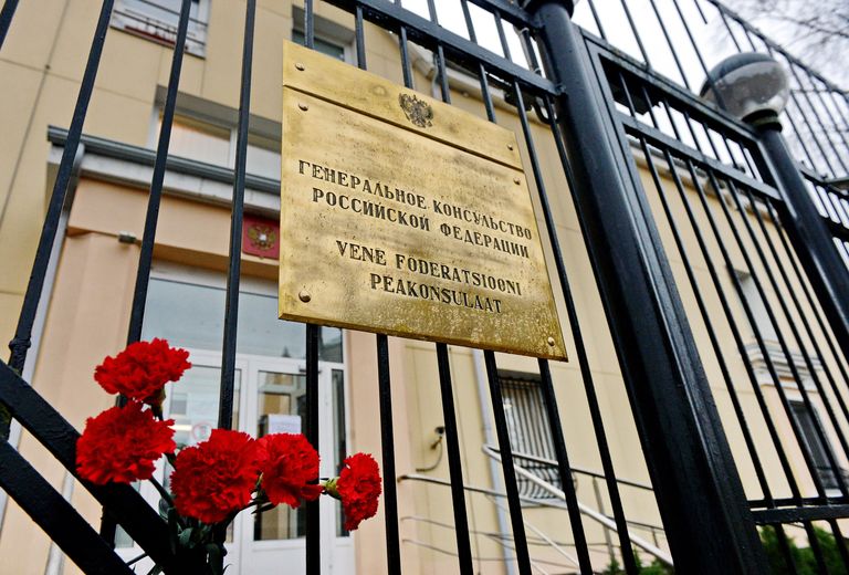 Цветы у Генерального консульства РФ в Эстонии в память о жертвах крушения ТУ-154 в Сочи Цветы у Генерального консульства РФ в Эстонии в память о жертвах крушения ТУ-154 в Сочи