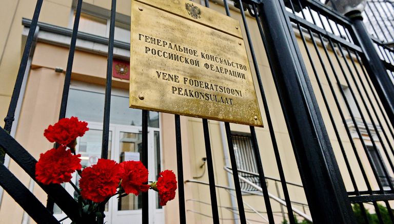 Цветы у Генерального консульства РФ в Эстонии в память о жертвах крушения ТУ-154 в Сочи