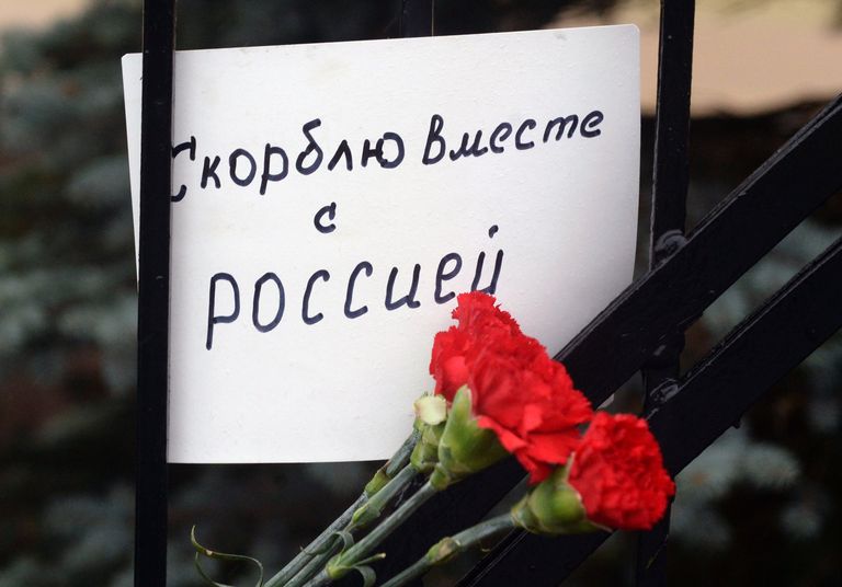 Цветы у Генерального консульства РФ в Эстонии в память о жертвах крушения ТУ-154 в Сочи Цветы у Генерального консульства РФ в Эстонии в память о жертвах крушения ТУ-154 в Сочи