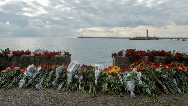 Цветы в память пассажиров и членов экипажа военного самолета Ту-154 на набережной в Сочи