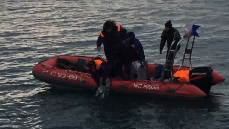 Спасатели МЧС РФ подняли из воды предположительно фрагменты упавшего Ту-154 Спасатели МЧС РФ подняли из воды предположительно фрагменты упавшего Ту-154