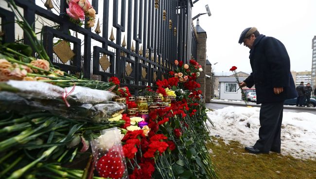 Мужчина возлагает цветы в память о погибших в авиакатастрофе Ту-154 в Сочи у посольства России в Минске Мужчина возлагает цветы в память о погибших в авиакатастрофе Ту-154 в Сочи у посольства России в Минске