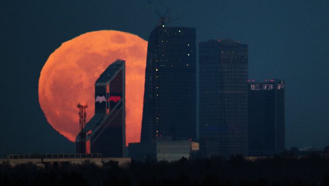 Полнолуние над Московским международным деловым центром Москва-Сити Полнолуние над Московским международным деловым центром Москва-Сити