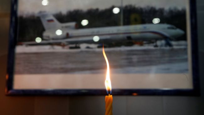 Свеча в аэропорту Сочи в память о жертвах крушения самолета Минобороны РФ Ту-154 Свеча в аэропорту Сочи в память о жертвах крушения самолета Минобороны РФ Ту-154