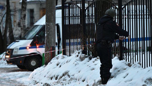 Сотрудник правоохранительных органов на Ельнинской улице в Москве. 27 декабря 2016 Сотрудник правоохранительных органов на Ельнинской улице в Москве. 27 декабря 2016