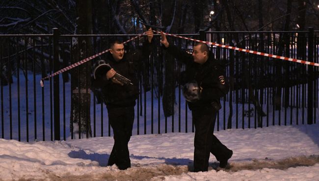 Сотрудник правоохранительных органов на Ельнинской улице в Москве. 27 декабря 2016 Сотрудник правоохранительных органов на Ельнинской улице в Москве. 27 декабря 2016