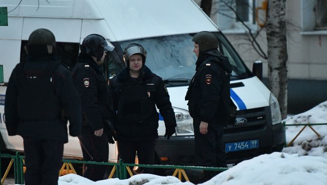 Сотрудники правоохранительных органов на Ельнинской улице в Москве Сотрудники правоохранительных органов на Ельнинской улице в Москве