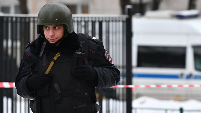 Сотрудник правоохранительных органов на Ельнинской улице в Москве. Архивное фото