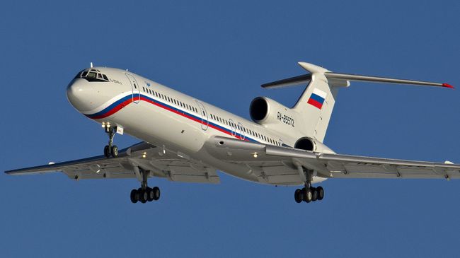 Самолет Ту-154 с регистрационным номером RA-85572 на аэродроме Чкаловский Самолет Ту-154 с регистрационным номером RA-85572 на аэродроме Чкаловский