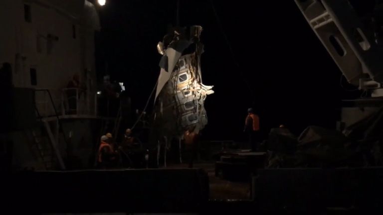 Спасатели МЧС подняли из Черного моря часть фюзеляжа Ту-154. Кадры операции Спасатели МЧС подняли из Черного моря часть фюзеляжа Ту-154. Кадры операции