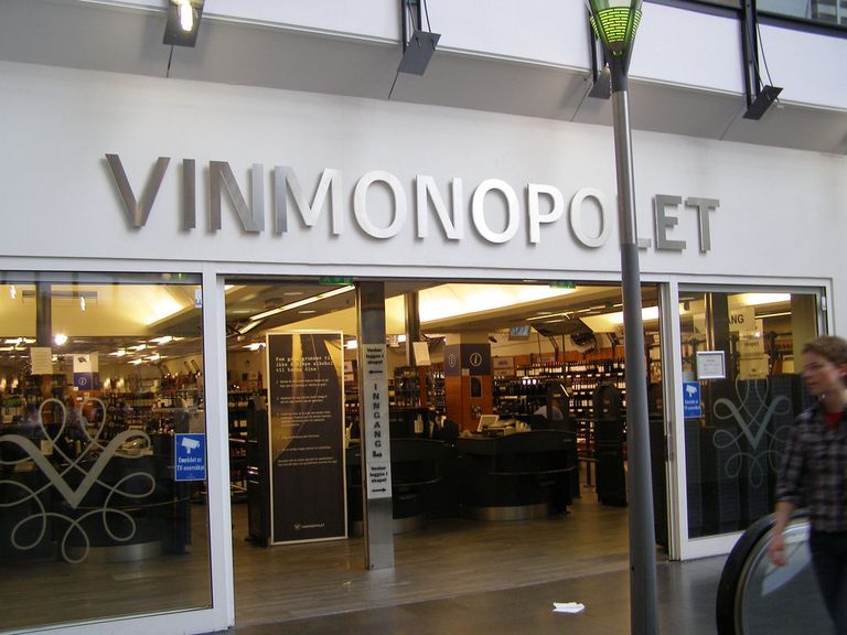 Современный магазин Vinmonopolet в Осло 