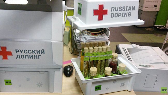 Новогодний подарок от телеканала RT в виде чемоданчика с русским допингом для спортсменки Юлии Ефимовой Новогодний подарок от телеканала RT в виде чемоданчика с русским допингом для спортсменки Юлии Ефимовой