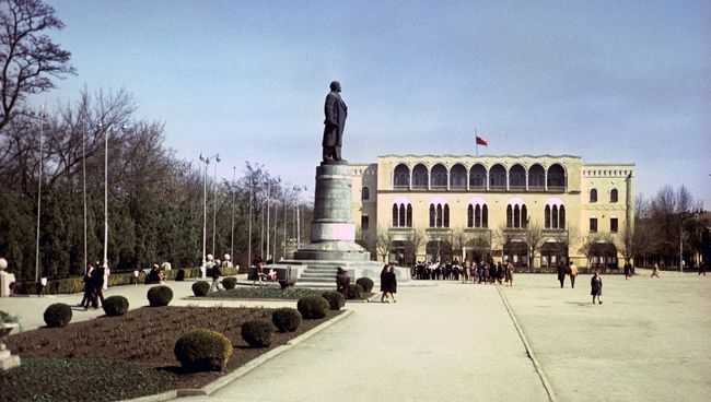 Здание обкома КПСС в Грозном, Чечено-Ингушская АССР, 1969 год Здание обкома КПСС в Грозном, Чечено-Ингушская АССР, 1969 год