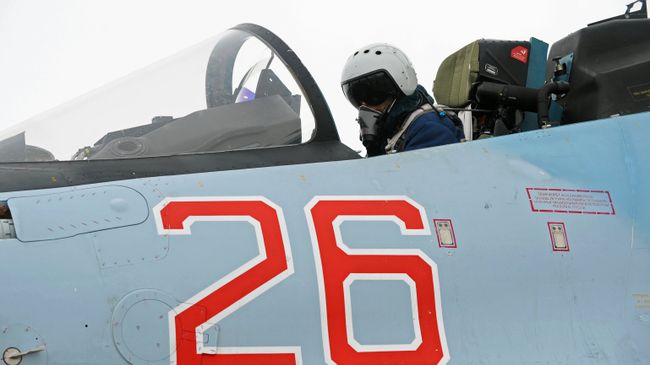 Пилот в кабине многоцелевого истребителя СУ-30СМ 31-го авиационного истребительного полка на аэродроме в городе Миллерово