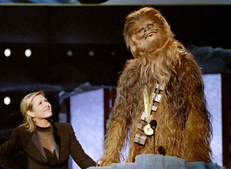 Американская актриса Кэрри Фишер и Чубакка на MTV Movie Awards. 1997 год Американская актриса Кэрри Фишер и Чубакка на MTV Movie Awards. 1997 год