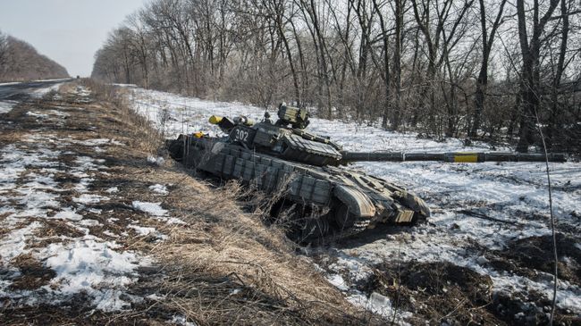 Подбитый ополченцами танк украинских военных по дороге в Дебальцево. Архивное фото Подбитый ополченцами танк украинских военных по дороге в Дебальцево. Архивное фото
