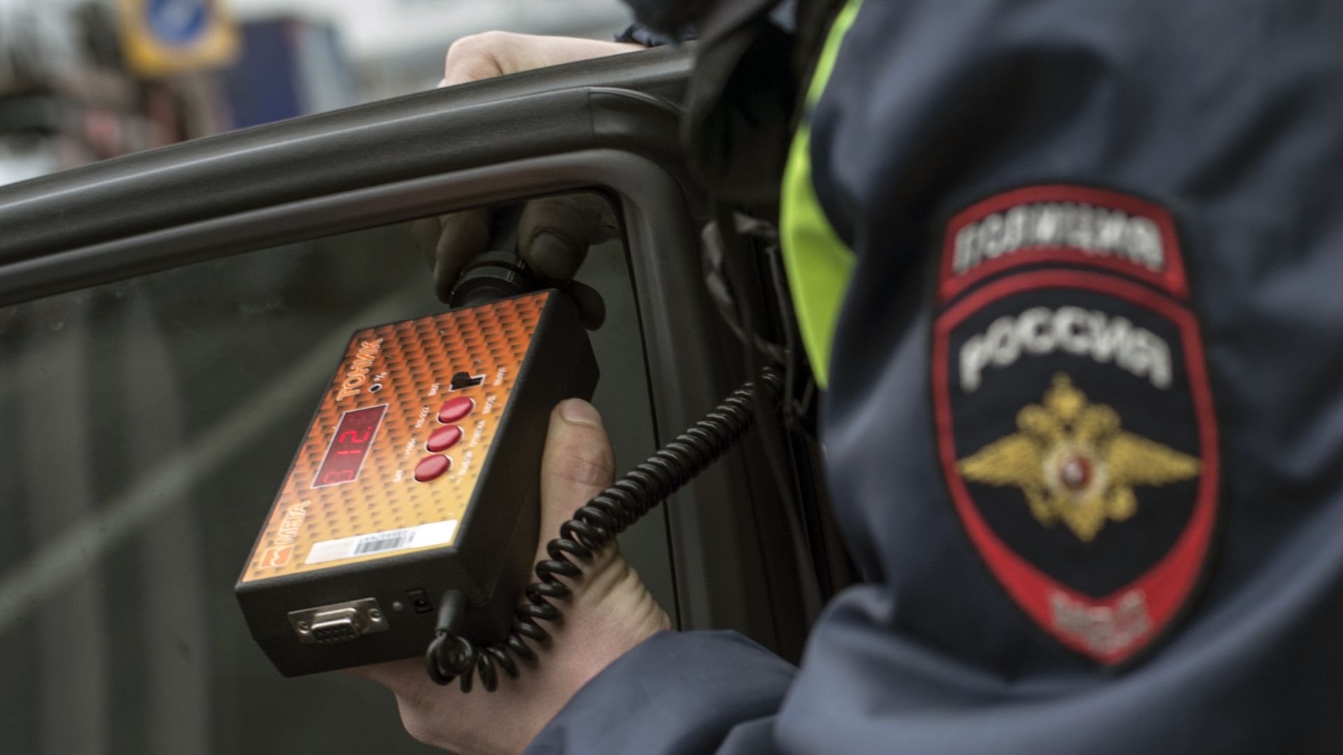 Сотрудник ГИБДД проверяет с помощью прибора тонировку стекла автомобиля в рамках рейда скрытых патрулей ДПС в Москве - РИА Новости, 1920, 20.04.2021