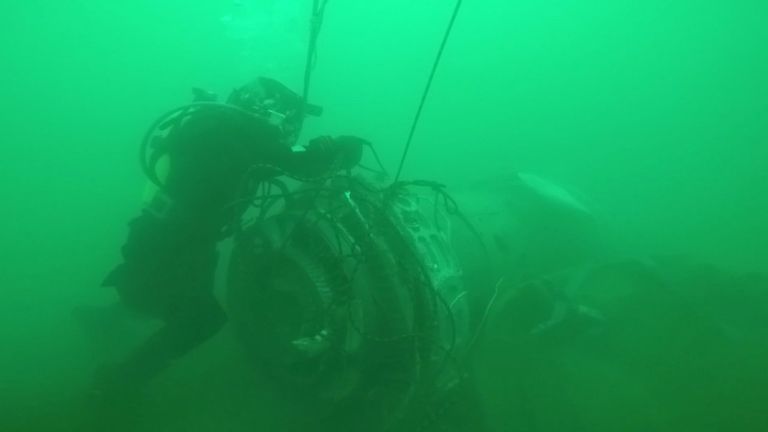 Работа водолазов МЧС РФ по поиску под водой и подъему фрагментов Ту-154 Работа водолазов МЧС РФ по поиску под водой и подъему фрагментов Ту-154