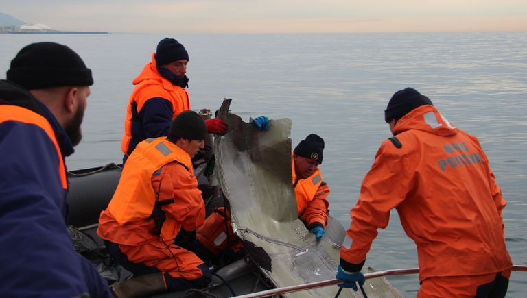 Фрагмент самолета Ту-154 во время поисковых работ на месте крушения самолета в Черном море Фрагмент самолета Ту-154 во время поисковых работ на месте крушения самолета в Черном море